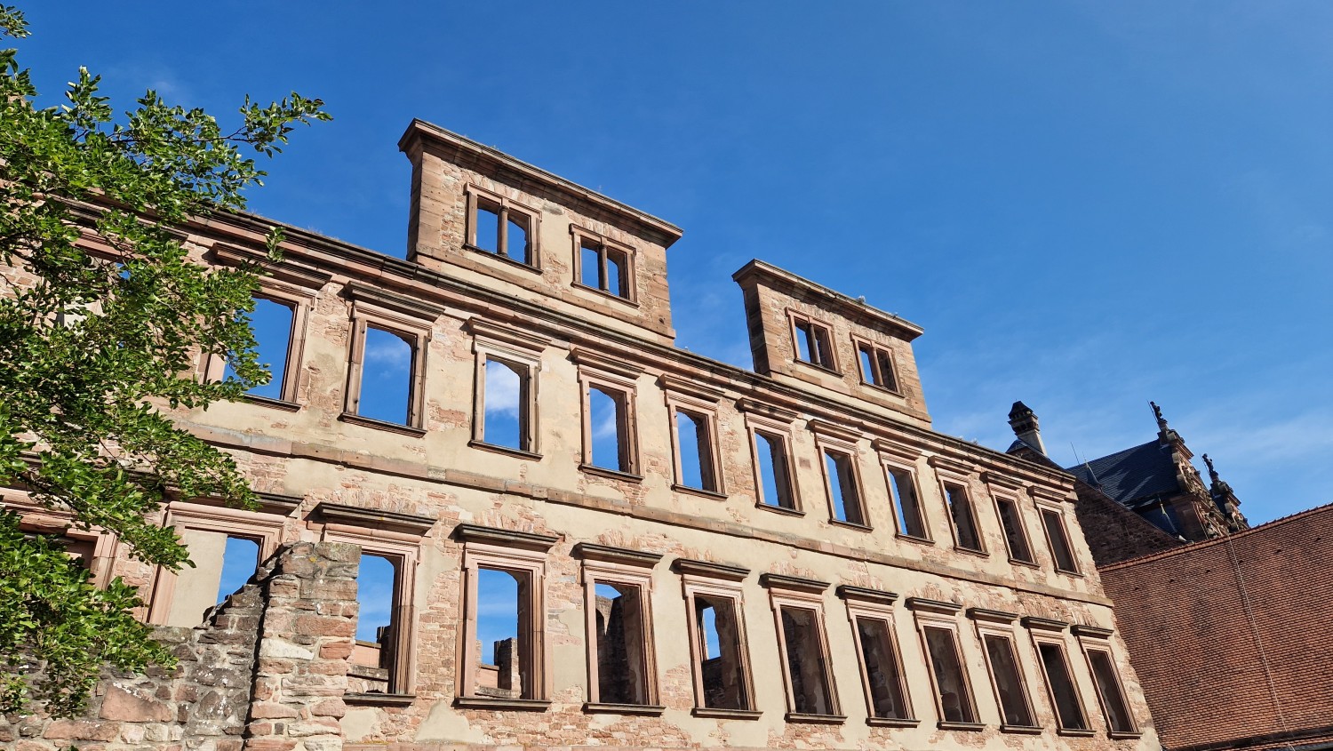 Dachlose Fassade eine bekannten Ruine als Synonym:Mit der richtigen Berufswahl,wäre das nicht passiert. Feng Shui S.Bischoff