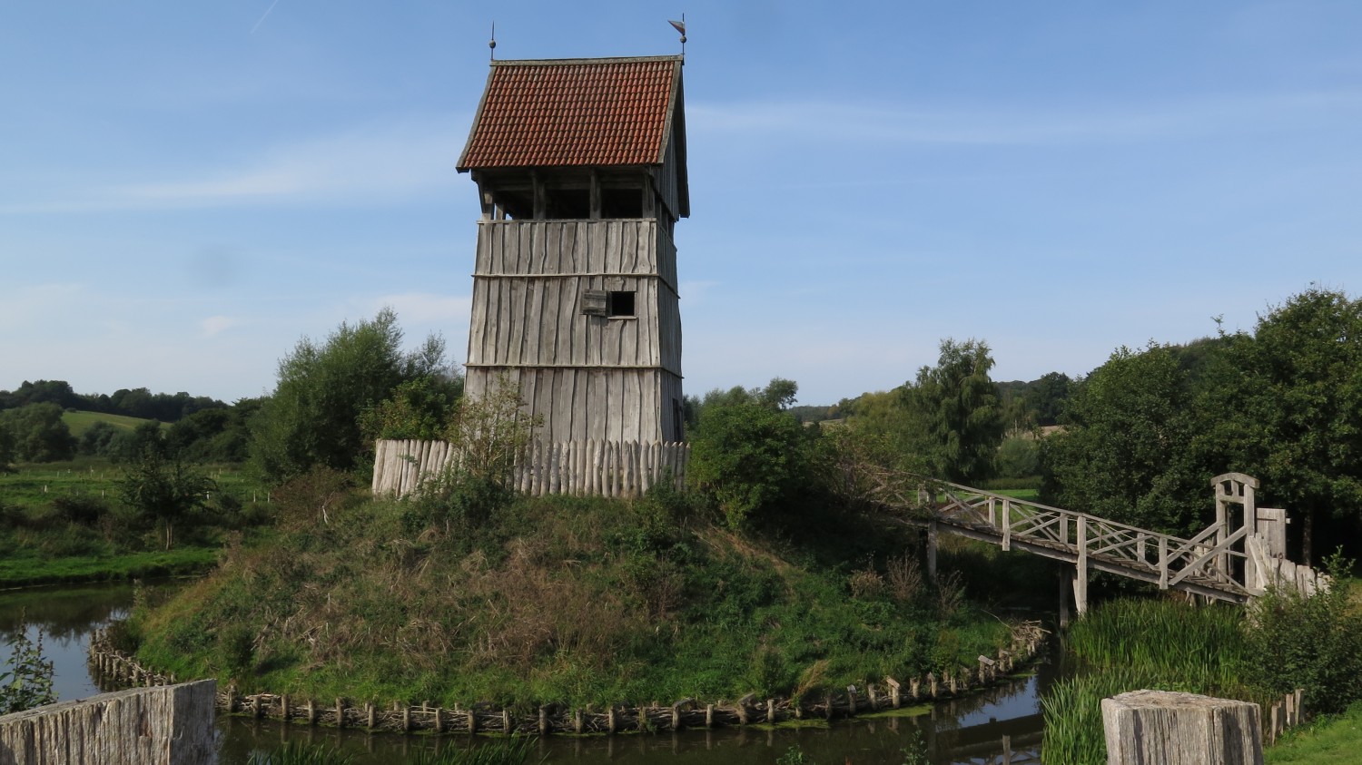 Kleiner Holzturm mit Brücke über Wassergraben, kuscheliges Zuhause, Bischoff Feng Shui Norddeutschland