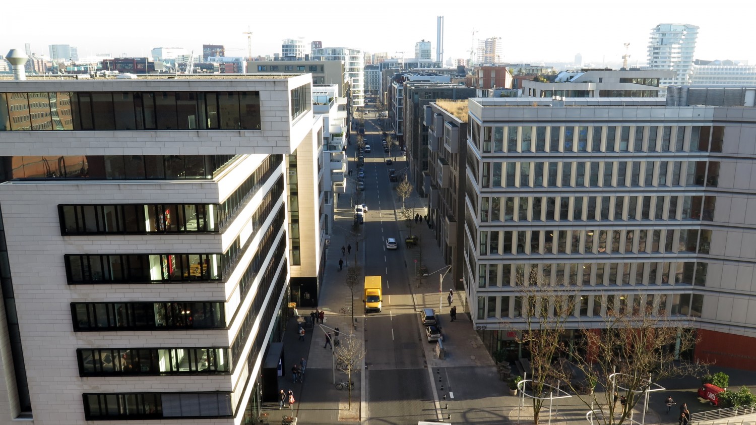 oberste Etage eines Bürohochhauses steht quer und über dem Rand des Grundriss, kippeliger Zustand im Feng Shui, Bischoff