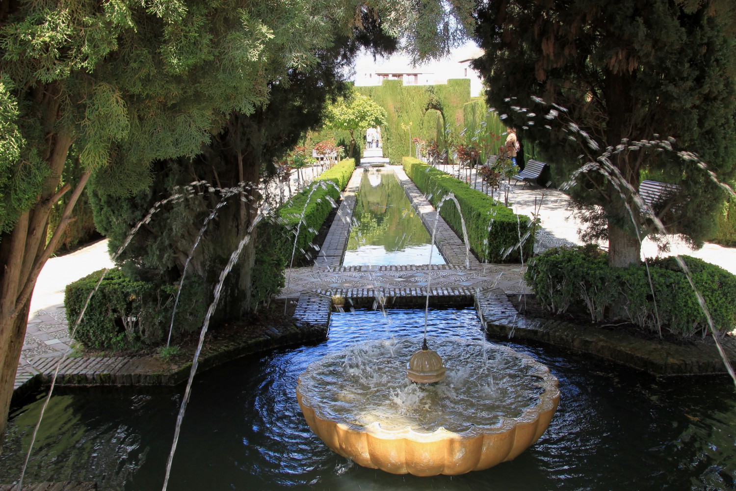 Wasserspiel inmitten eines alten symmetrisch angelegtem Garten,Wasser als Symbol für Geld, Silvia Bischoff Feng Shui